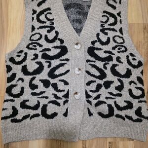 Men's Gray and Black Patterned Sweater Vest